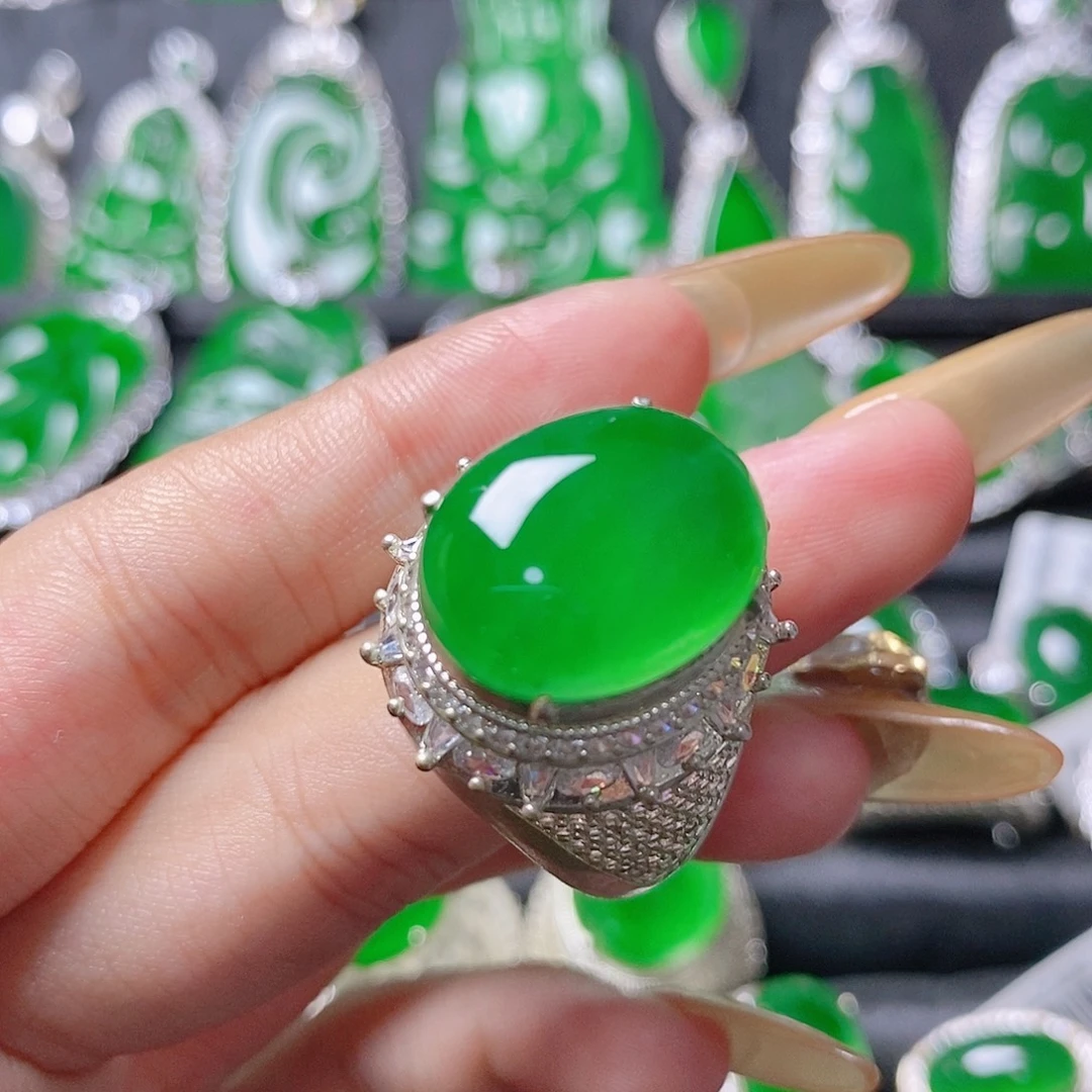 翡翠未镶嵌颈饰18。