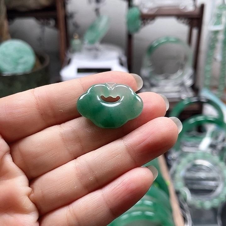 颈饰未镶嵌石英质玉