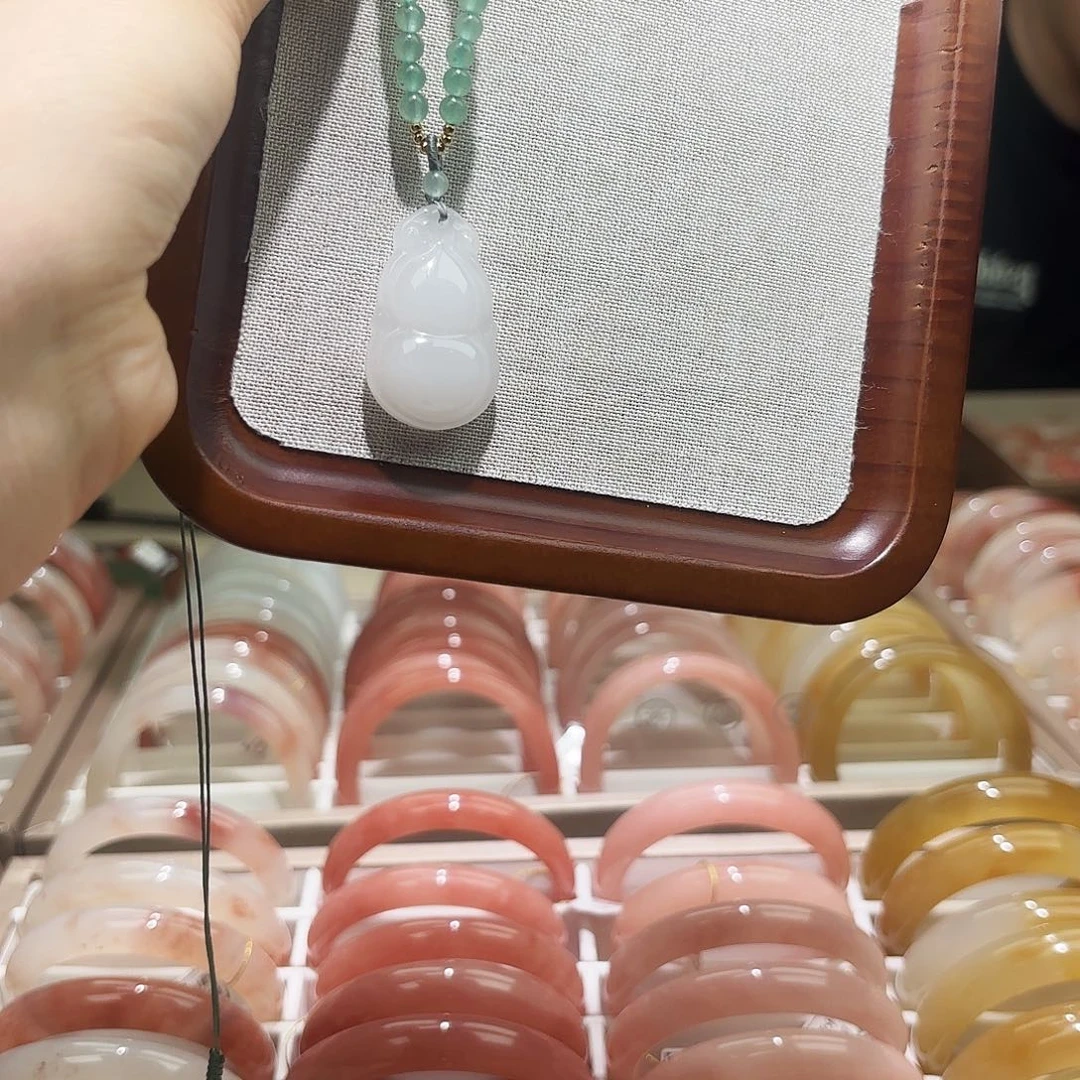 石英质玉（金丝玉）合金颈饰