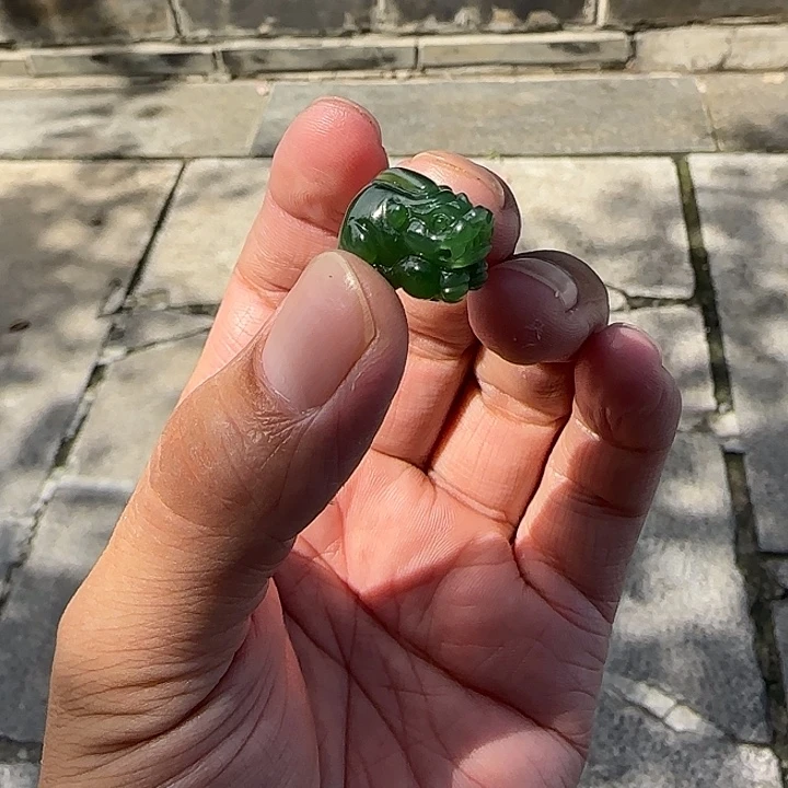 颈饰未镶嵌和田玉（碧玉）