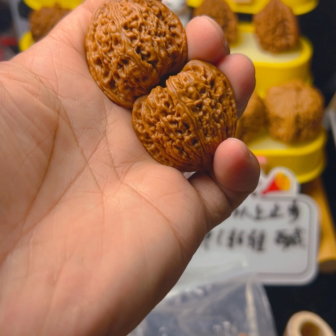 文玩核桃把件红宝石天残腿