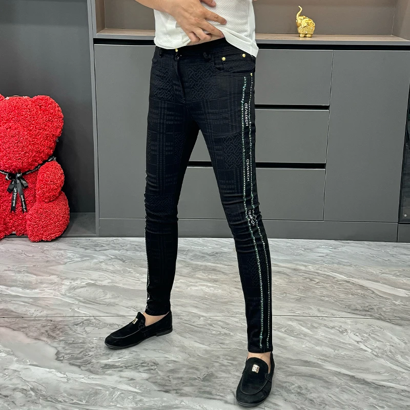 夏季潮牌黑色烫钻小脚裤时尚轻奢提花牛仔裤男士休闲弹力百搭长裤