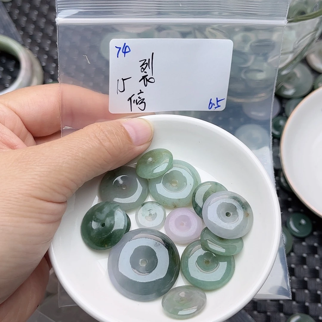 翡翠未镶嵌颈饰停不