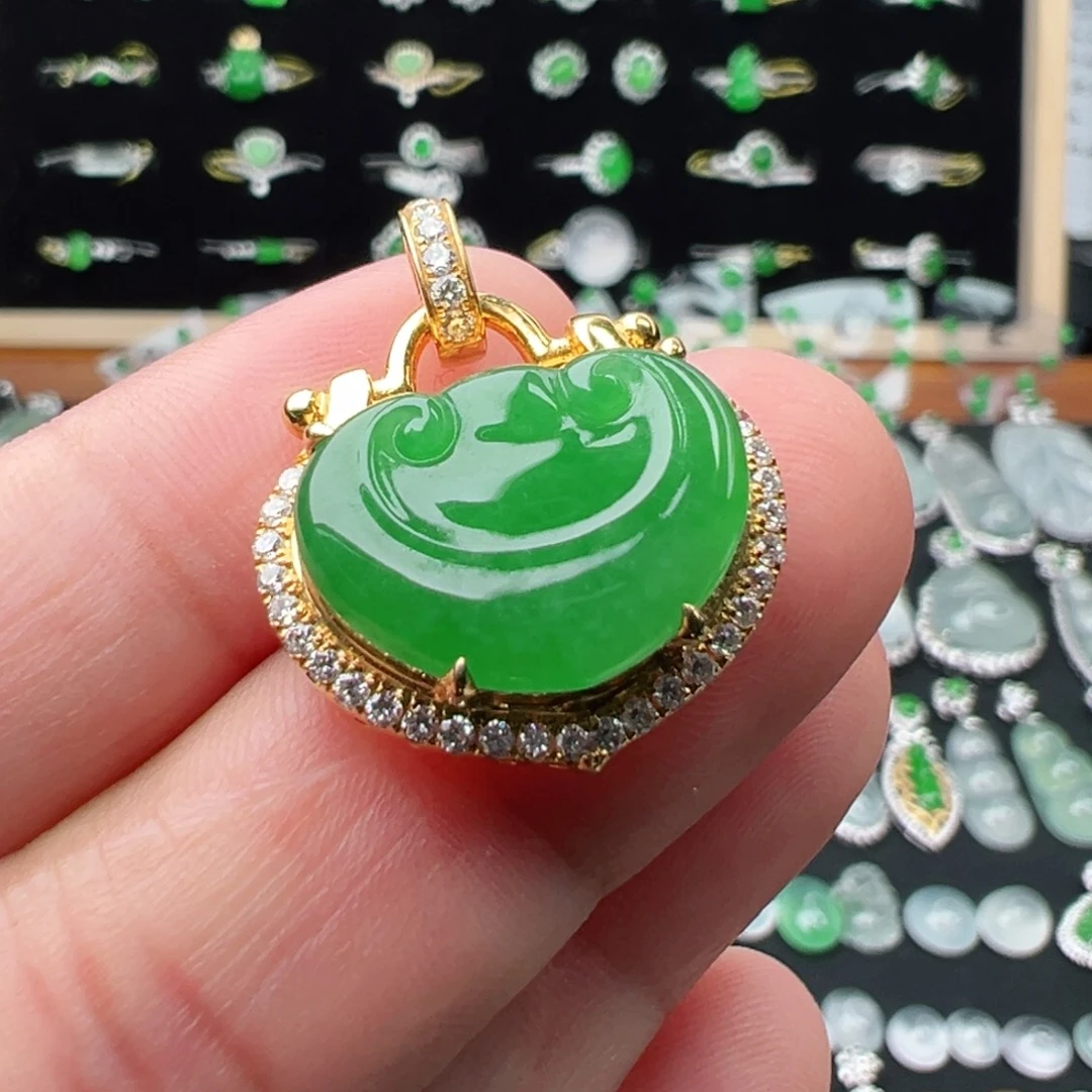 颈饰18K金镶嵌翡翠裸石12.6