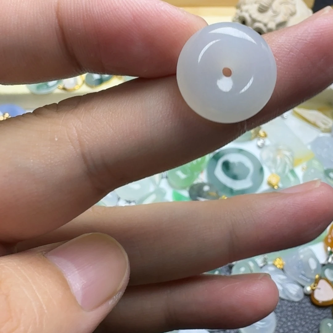 翡翠未镶嵌颈饰小平安扣