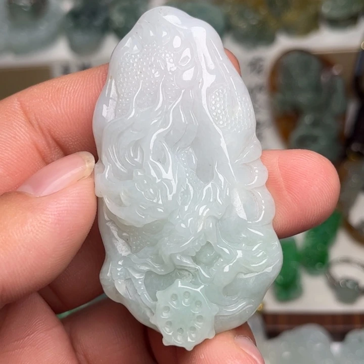 翡翠未镶嵌颈饰龙