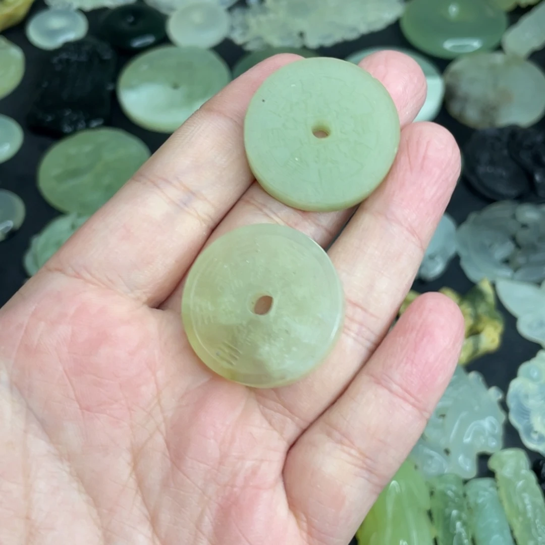 岫玉未镶嵌颈饰山鬼