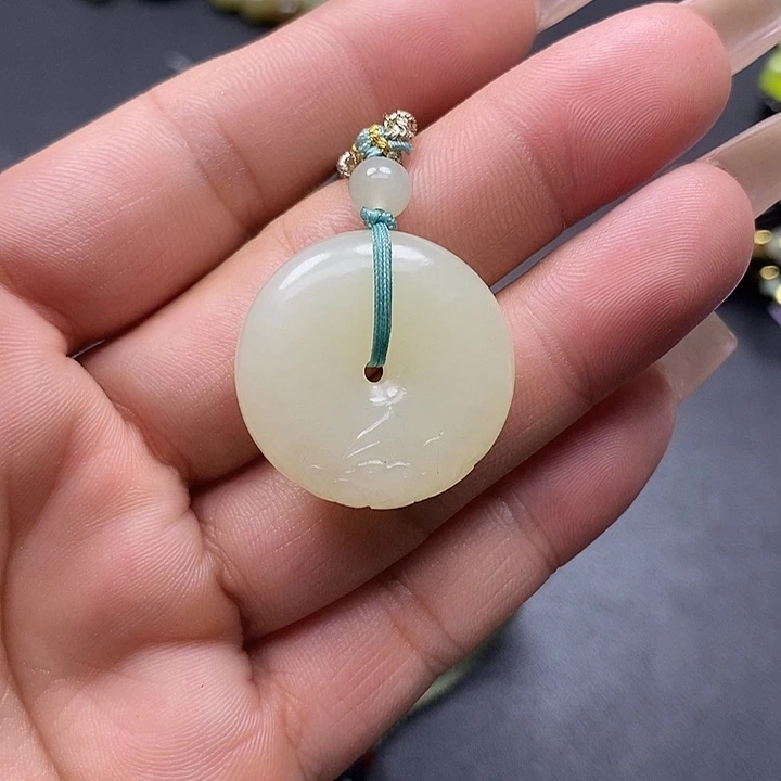 颈饰未镶嵌和田玉猫*