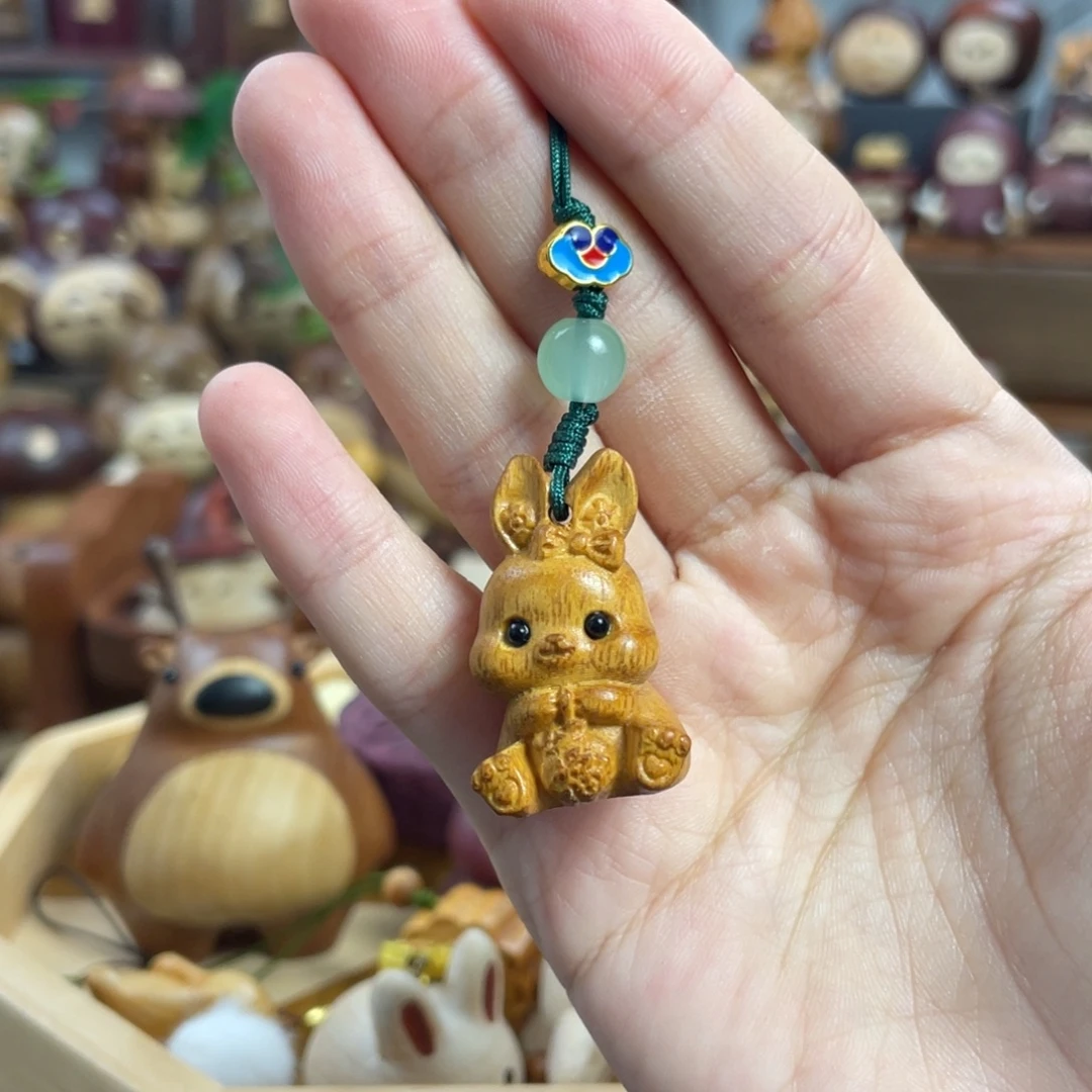 吴***非木兔子黄金檀挂件