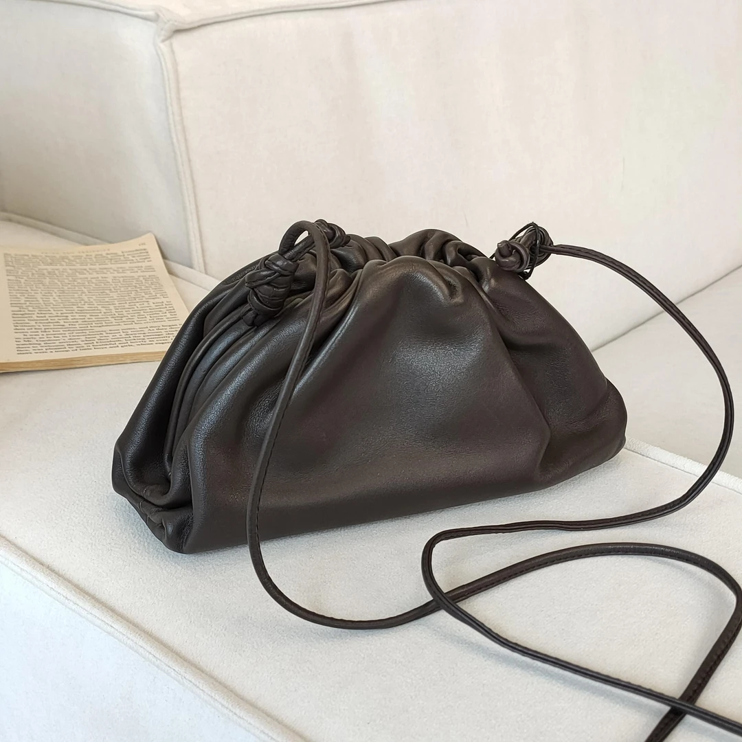 95新 BOTTEGA VENETA/葆蝶家 巧克力色牛皮云朵mini斜挎包/50056