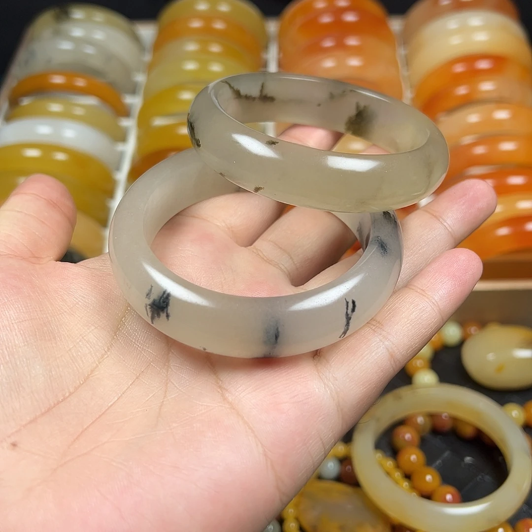 枫****石英质玉（黄龙玉）未镶嵌手镯