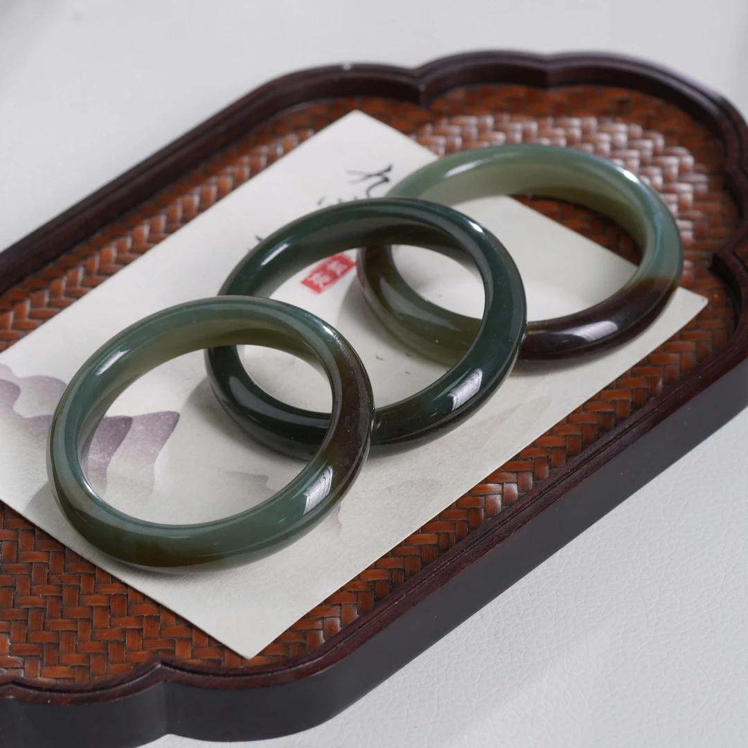 天然和田玉手镯飘色—多样性发其一