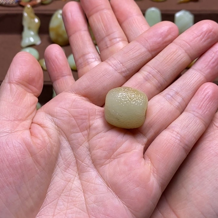 素***欢和田玉未镶嵌颈饰