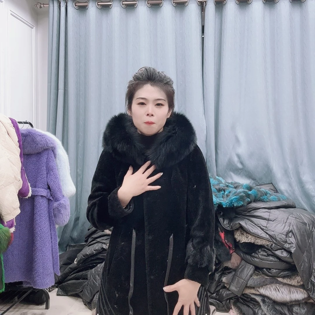 皮草搭配黑色西装