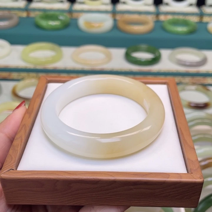 和田玉手镯未镶嵌56