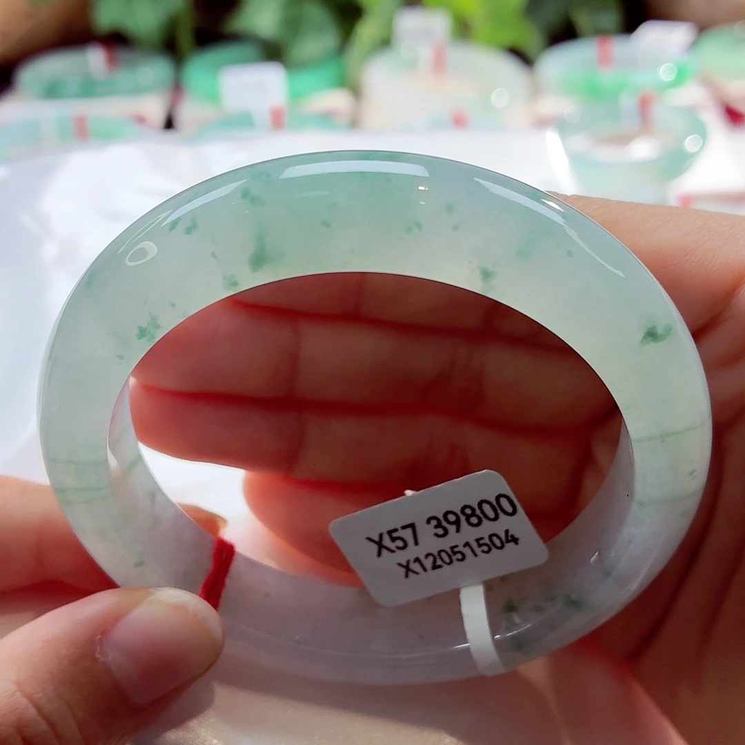 翡翠未镶嵌手镯白冰牛奶底飘绿花68-051