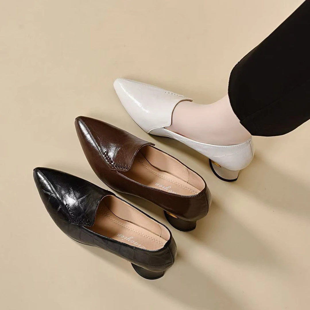 尖头粗跟真皮单鞋女2025春夏新款复古一脚蹬气质小皮鞋时尚中跟鞋