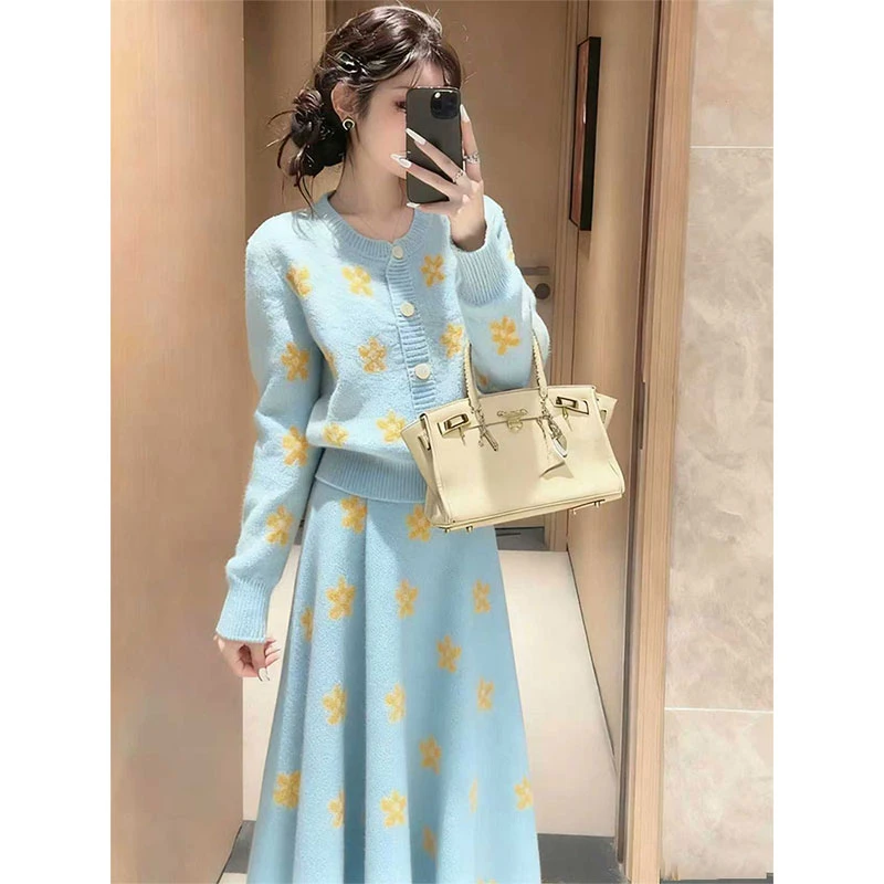 秋冬温柔富家千金感巨好看的慵懒松弛感小香风蓝色针织连衣裙套装