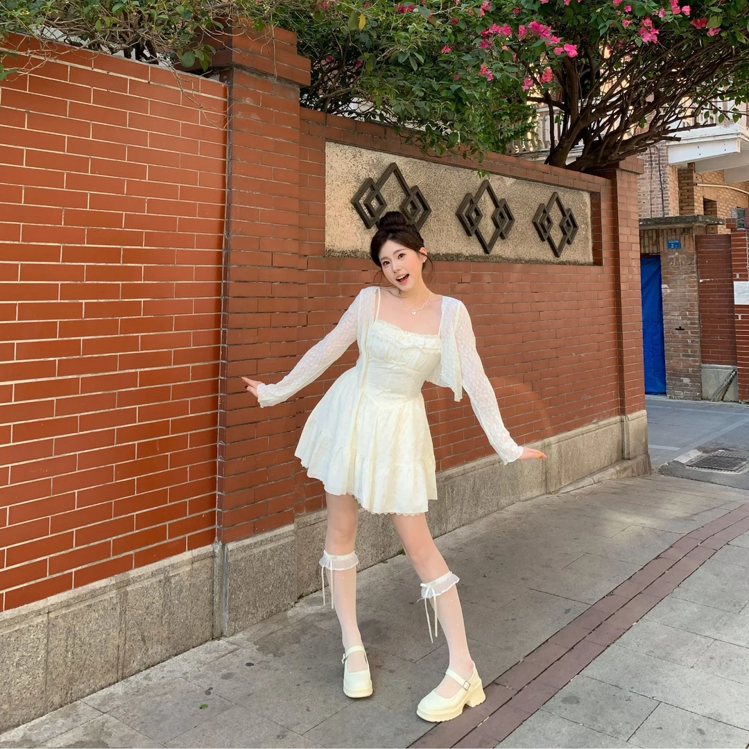 面包【四月花物语】春季短款连衣裙甜美设计感拼接蕾丝吊带短裙