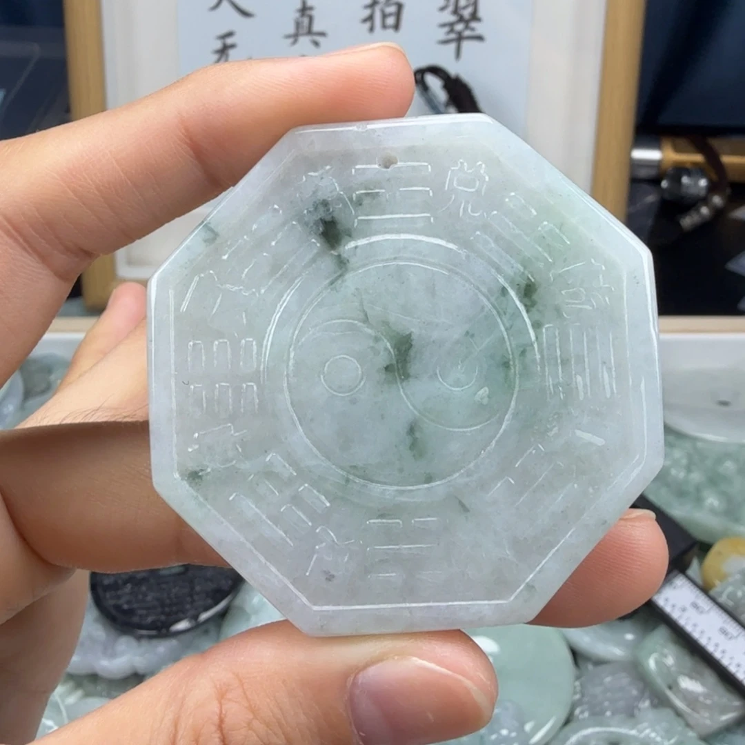 翡翠挂件未镶嵌翡翠
