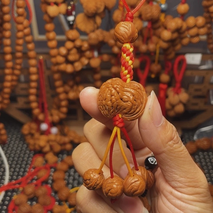 木质类龙纹桃枭挂件