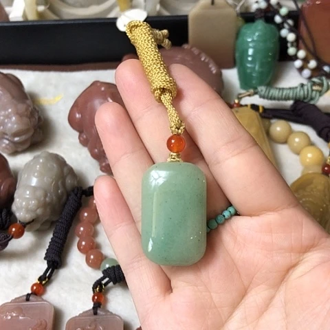 颈饰未镶嵌石英质玉