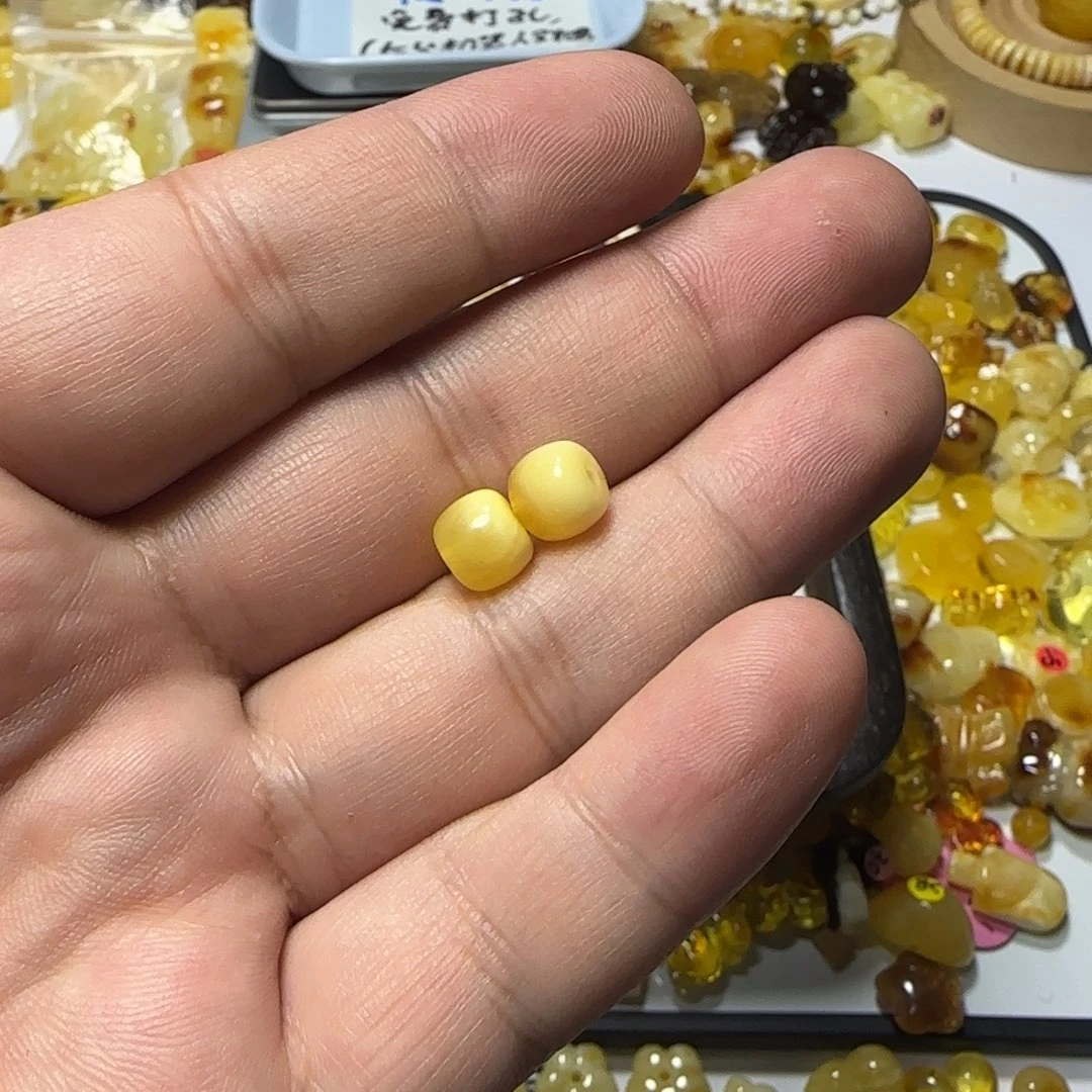 H***.琥珀未镶嵌裸石一对