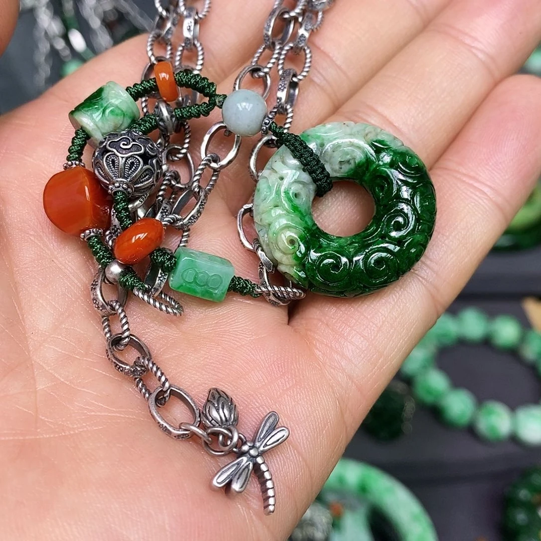 颈饰未镶嵌翡翠漂亮美眉