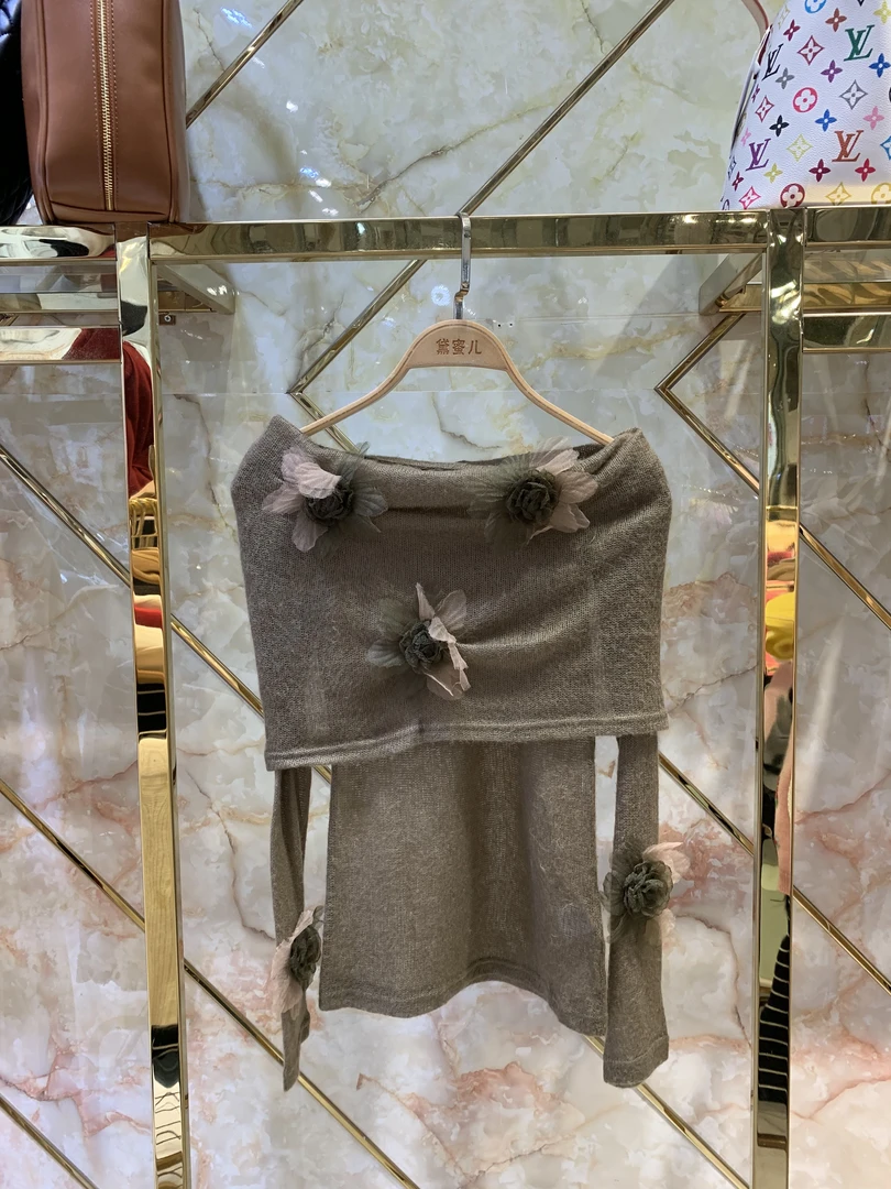 黛蜜儿2025新款花朵一字肩上衣