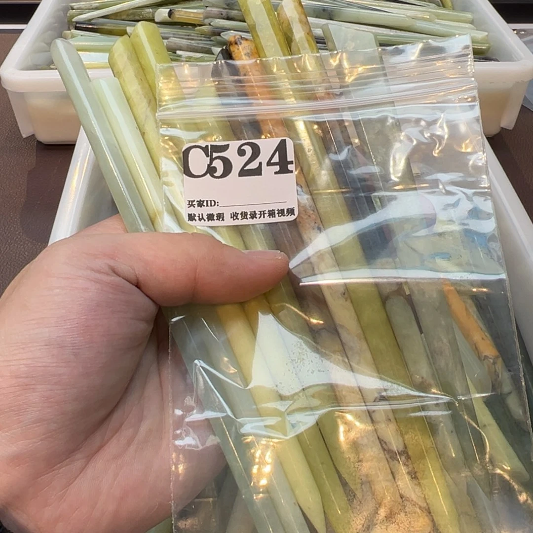 乔***卿蛇纹石玉合金发饰