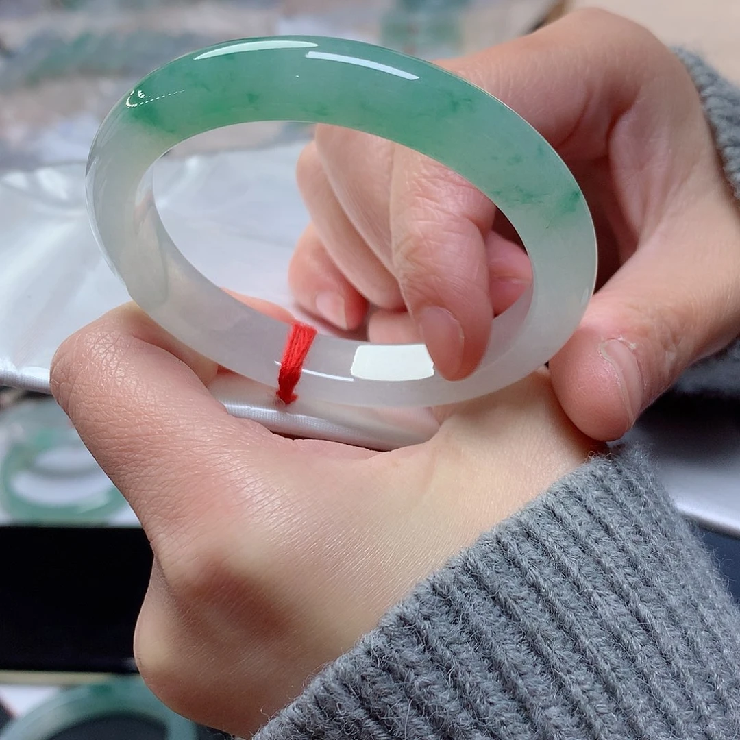 翡翠手镯未镶嵌翡翠