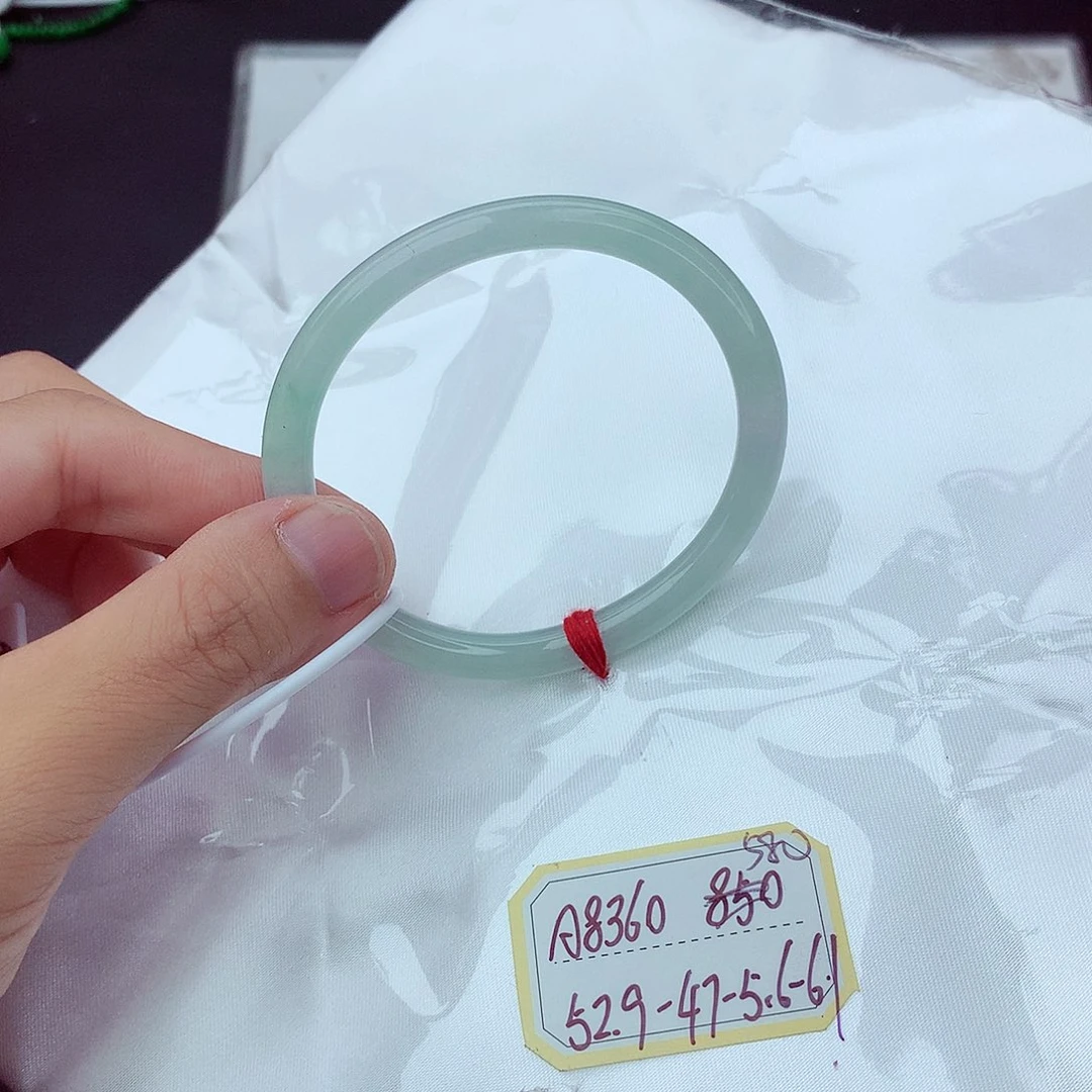 翡翠手镯未镶嵌翡翠