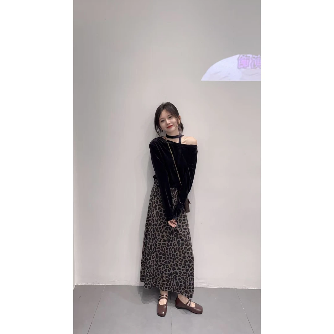 秋季新款韩系设计感挂脖显瘦露肩长袖丝绒上衣女百搭豹纹半身裙