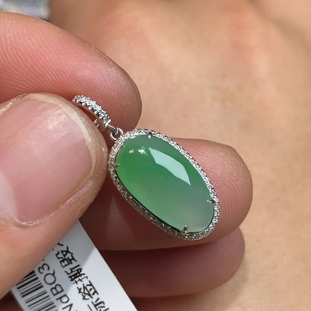 翡翠颈饰18K金镶嵌福瓜