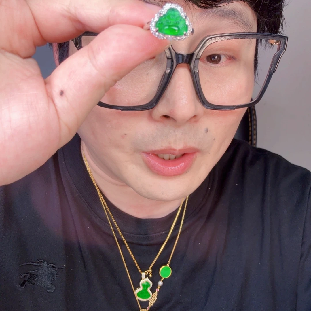 翡翠未镶嵌颈饰一件