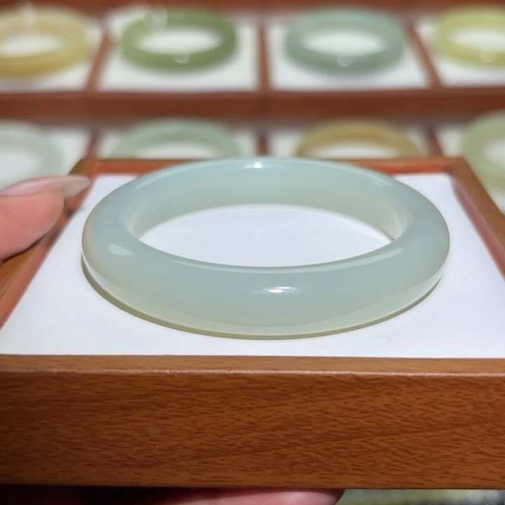 天然和田玉新疆冰底且末料蓝调52-53温柔气质百搭正装女士手镯