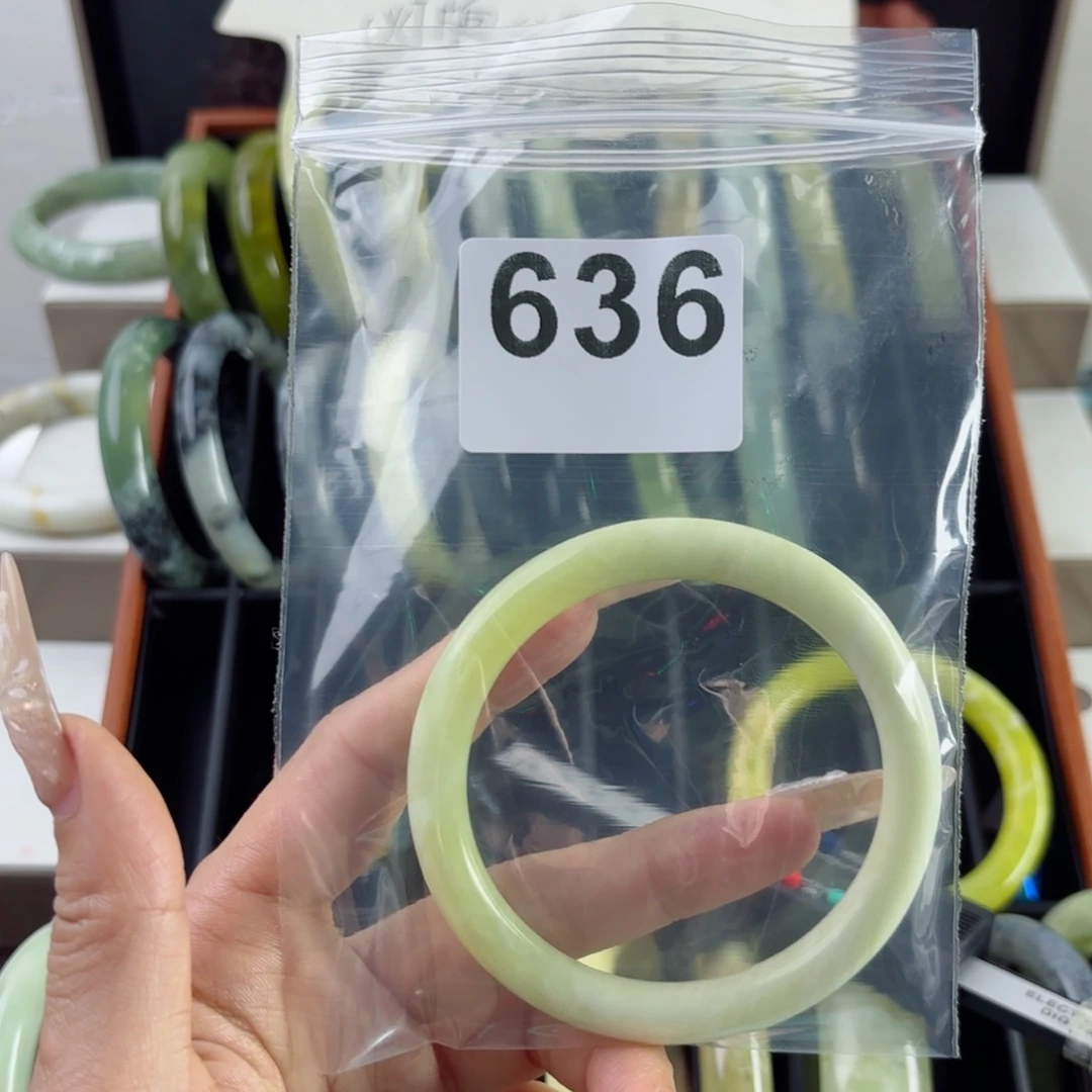 蛇纹石玉未镶嵌手镯猫