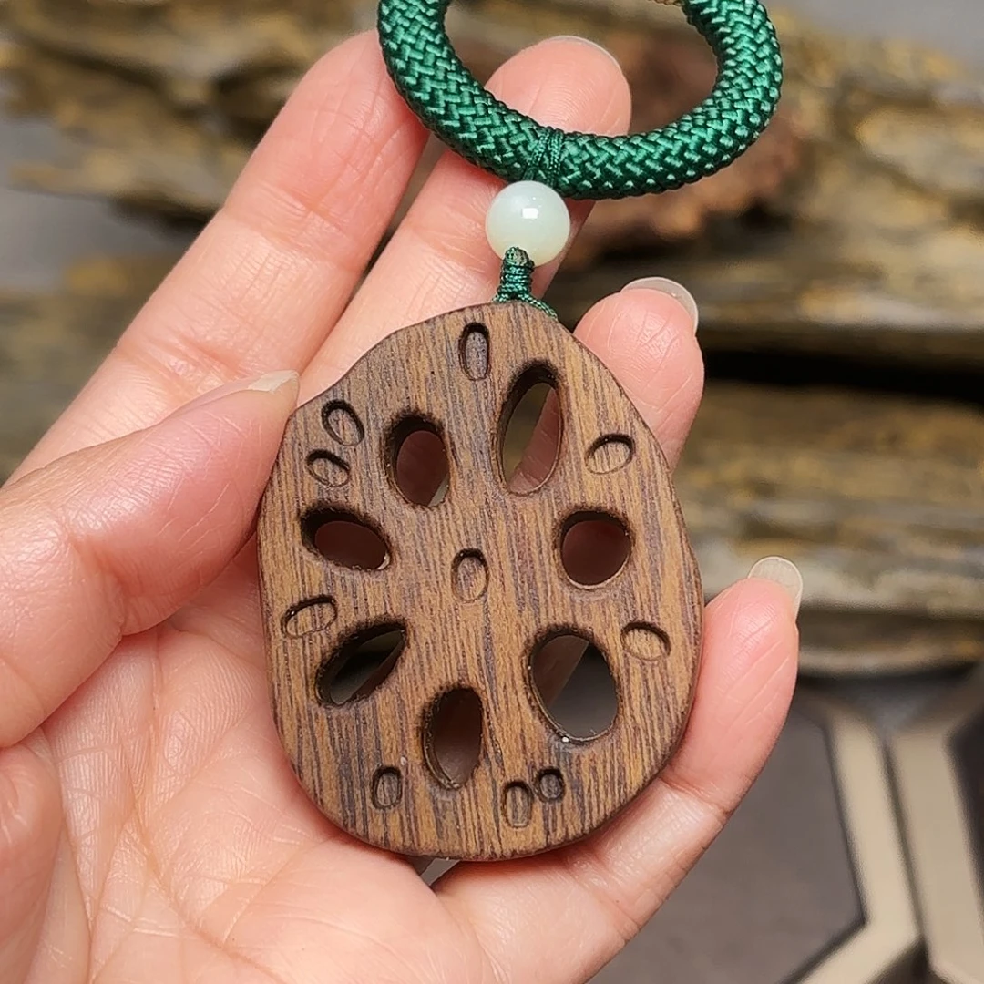 吊坠沉香越南富森红土雕刻