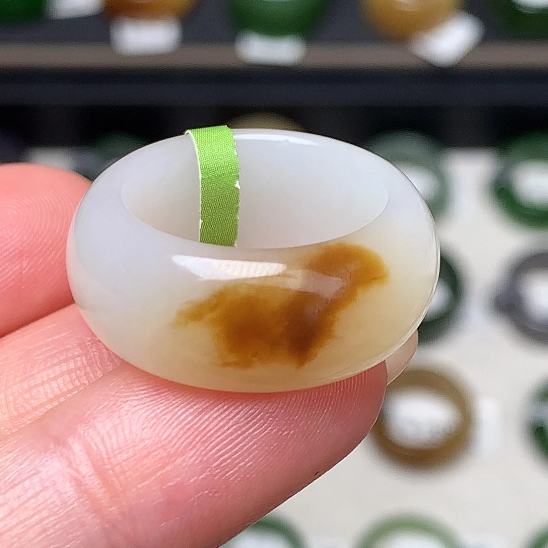 未镶嵌戒指和田玉