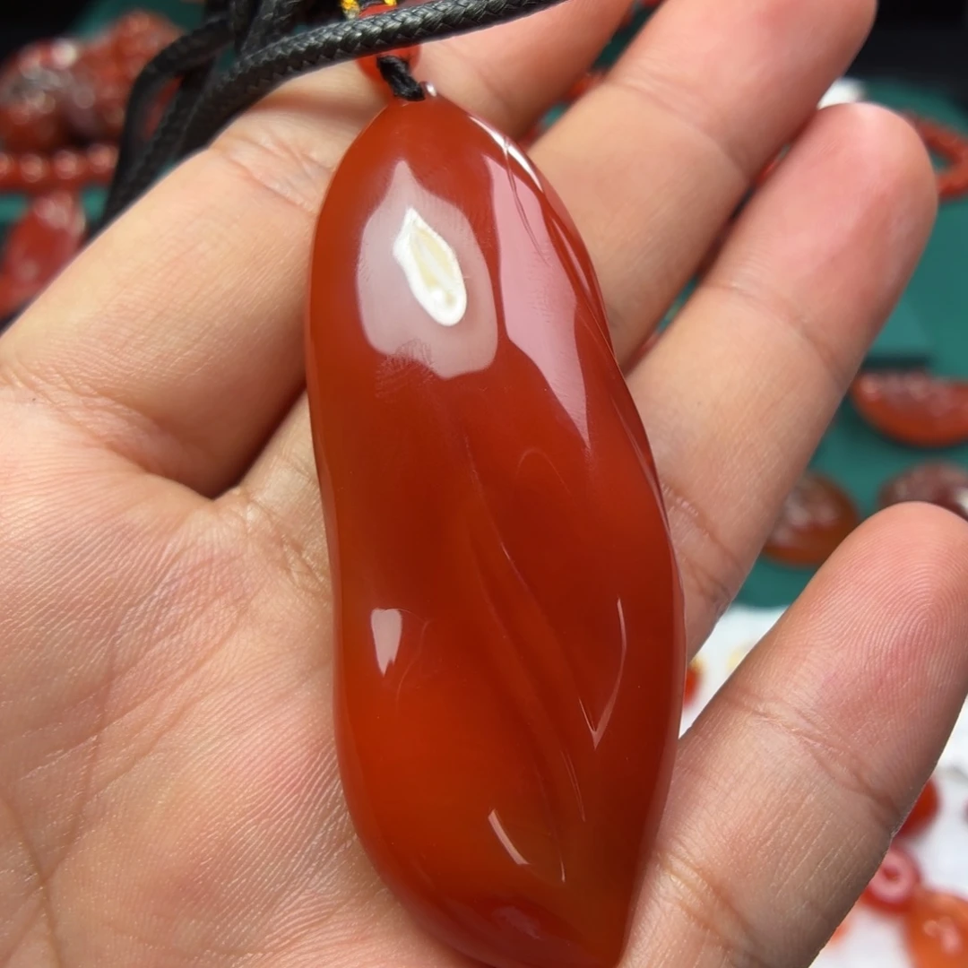 巴***影南红玛瑙未镶嵌挂件