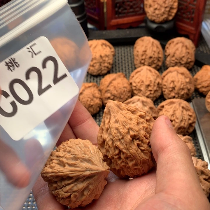文玩核桃吊坠原树鸡心