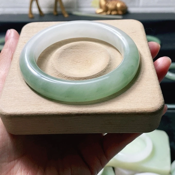 ****石英质玉未镶嵌手镯