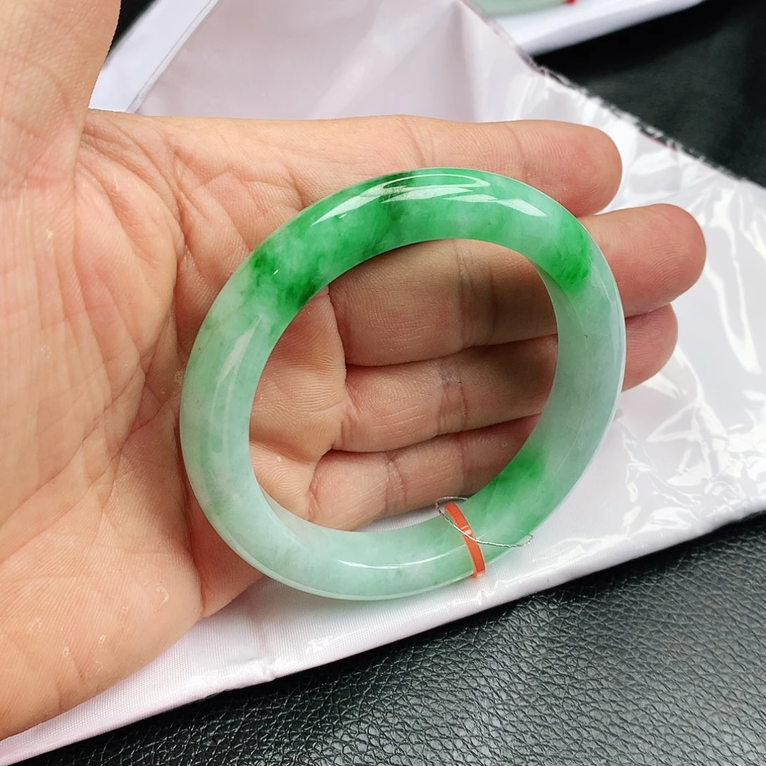 翡翠手镯未镶嵌繁*H天然翡翠手镯