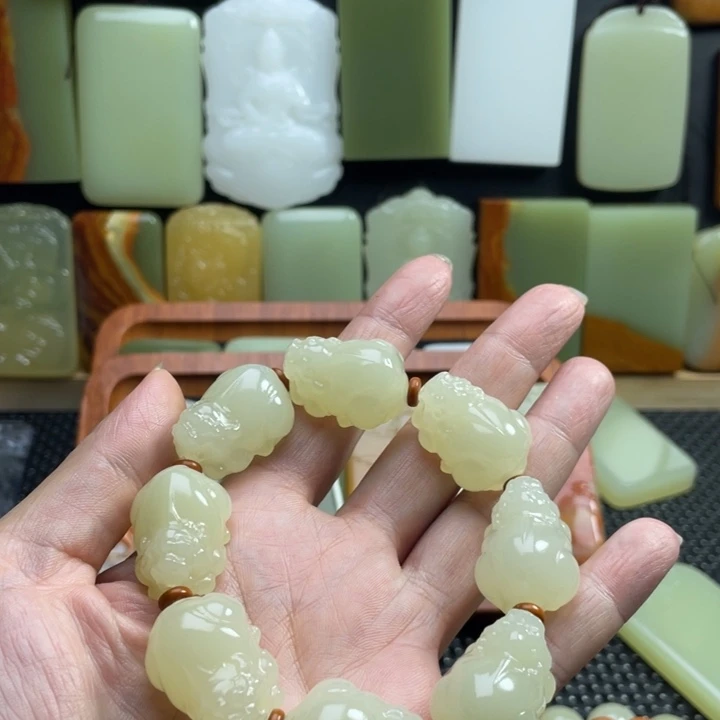 E***5新疆昆仑山料貔貅手串