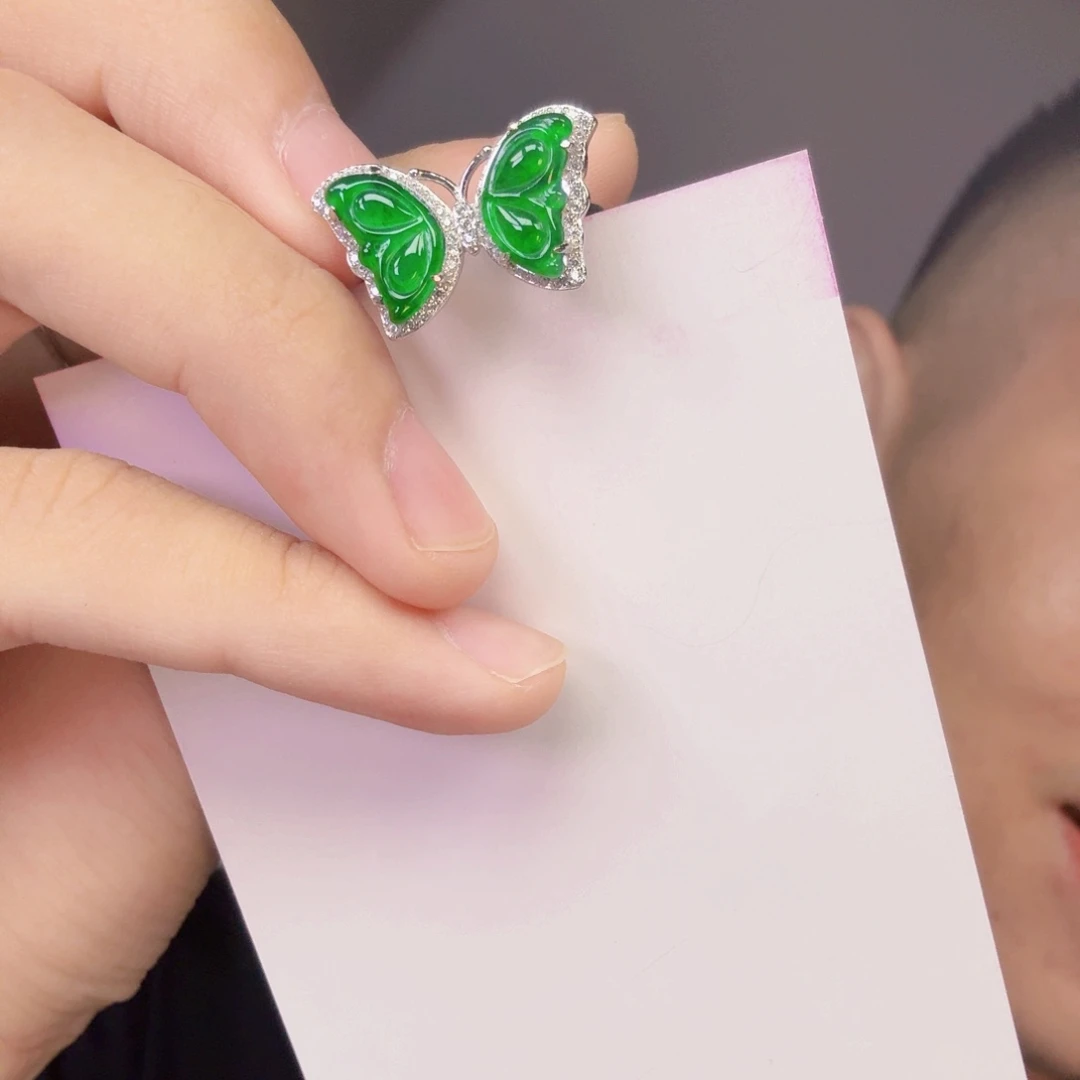 翡翠未镶嵌颈饰一件