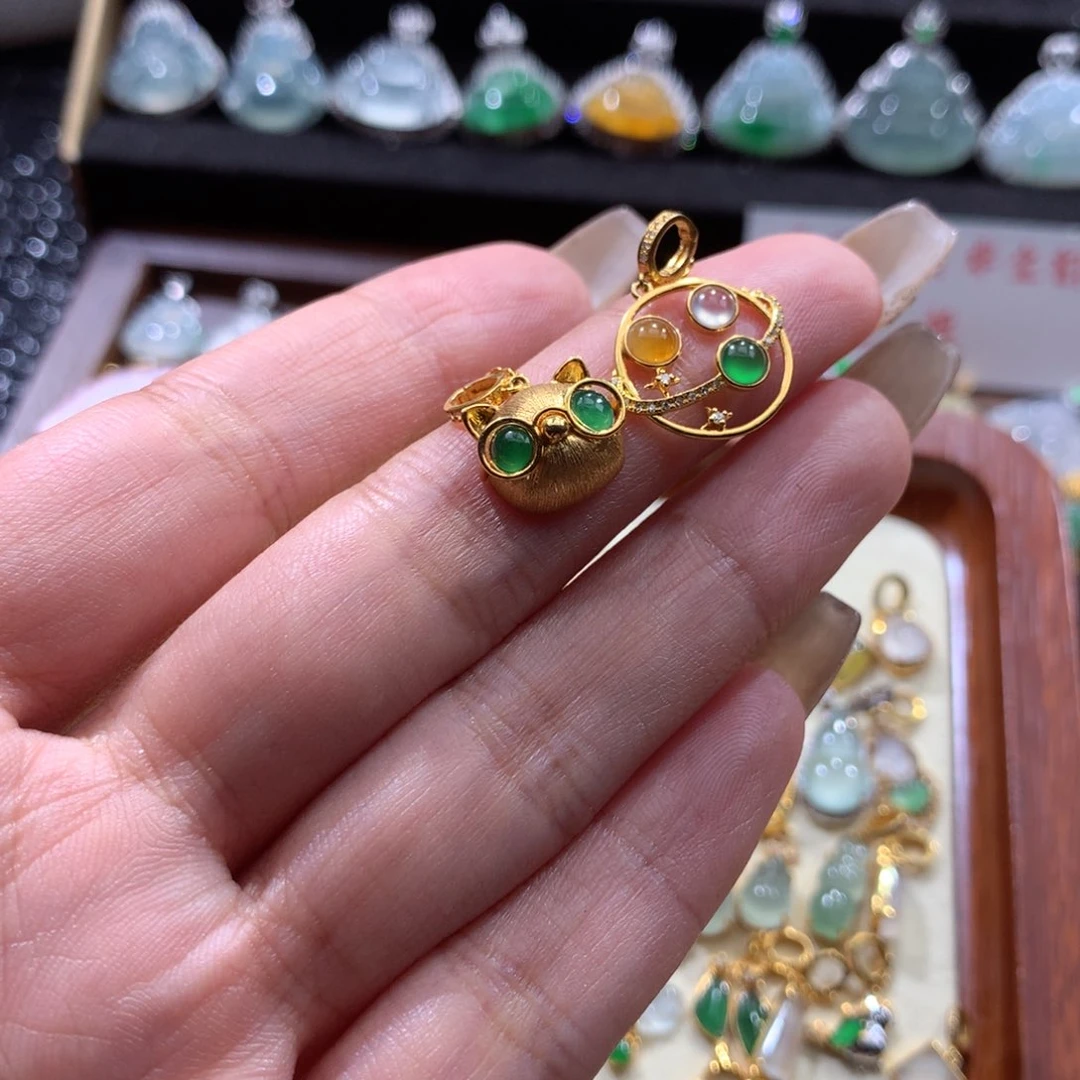 兜****翡翠18K金镶嵌颈饰翡翠