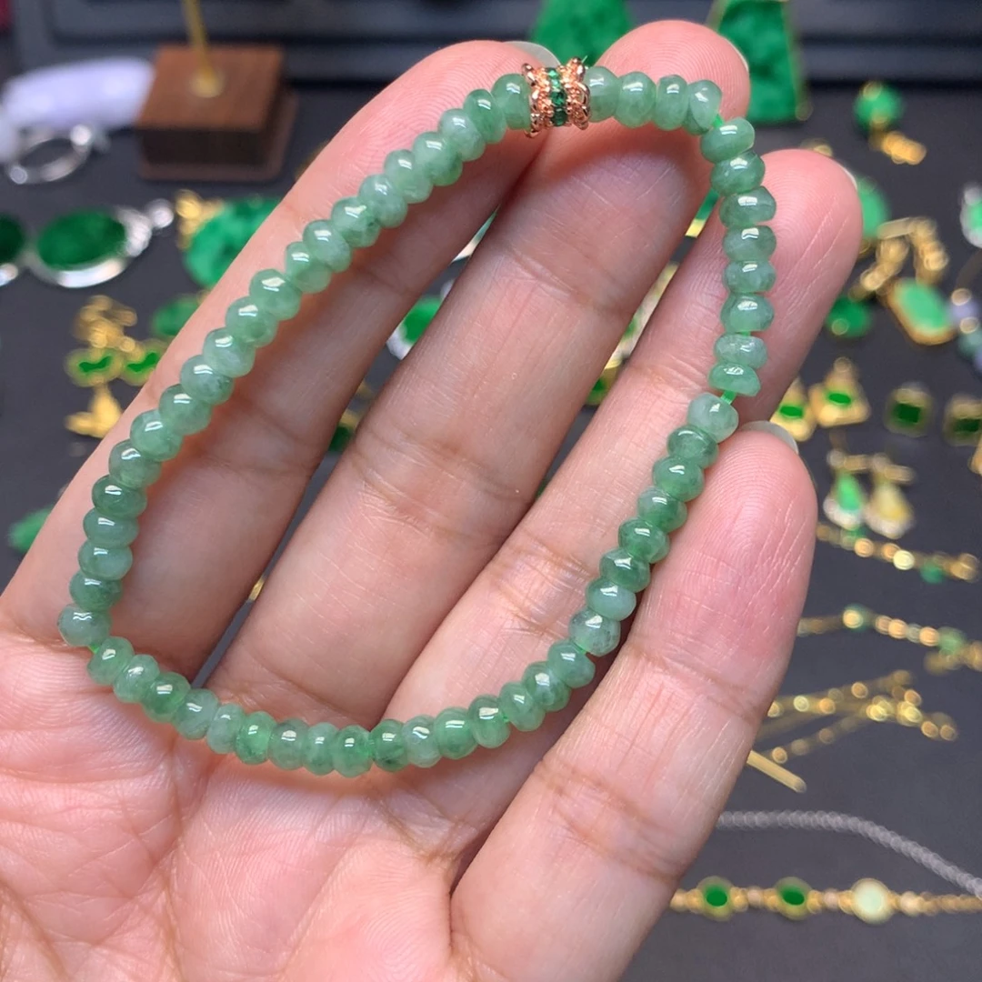 翡翠未镶嵌颈饰有纹