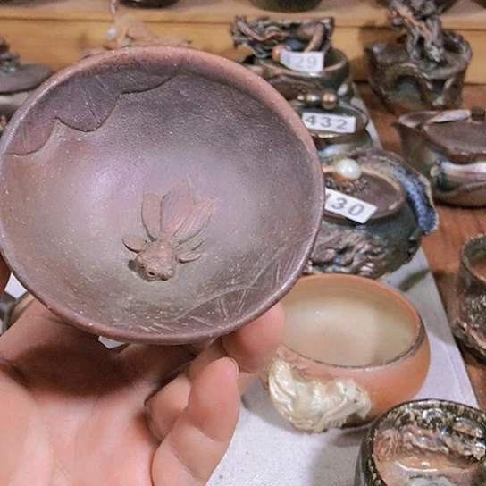 瓷片微瑕的杯子小金鱼