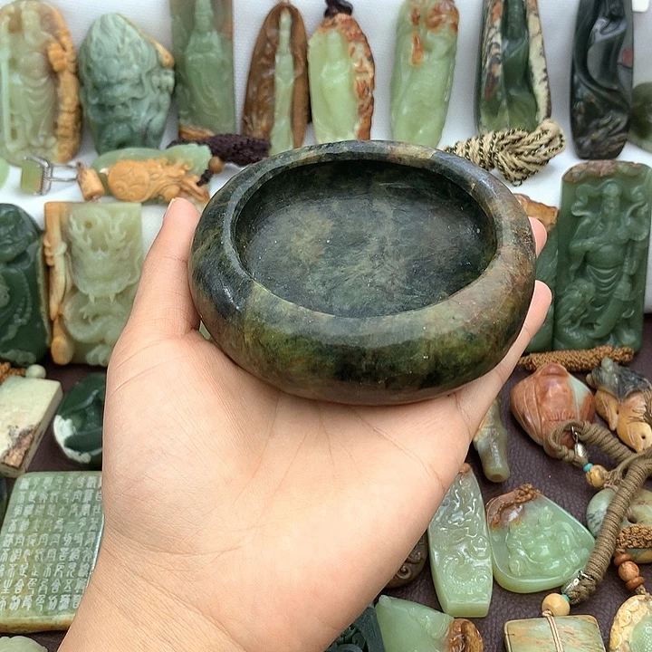 未镶嵌岫岩河磨玉（透闪石质玉）把件