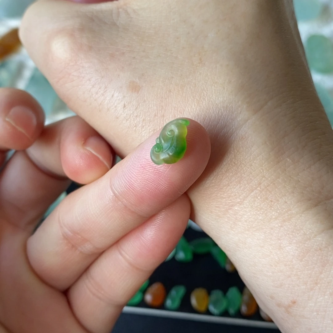 定制翡翠未镶嵌如意